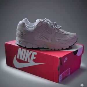 Nike Women's Vomero 5 NWT